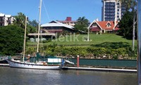 Menyusuri Sungai Brisbane bisa menjadi alternatif pilihan wisata di tengah kota.