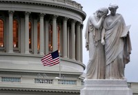 Bendera setengah tiang dikibarkan di Gedung Capitol Hill, Washington. Getty Images/Alex Wong.