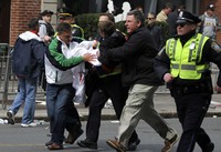 Korban luka dievakuasi. REUTERS/Daily Free Press/Kenshin Okubo/Boston University/Handout.