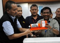 Petugas menunjukan CVR lion air dalam jumpa pers di Bandara Ngurah Rai, Bali, Senin (15/4/13) sore. AFP/Sonny Tumbelaka.