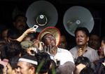 Dahlan Bujuk Pemanjat SUTET untuk Turun