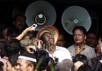     Dahlan dengan mengunakan pengeras suara mencoba membujuk Fransiscus untuk turun dari tower SUTET. Ramses/detikFoto.