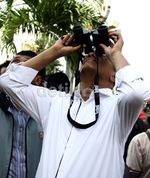 Dahlan Bujuk Pemanjat SUTET untuk Turun