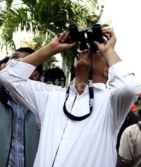 Dahlan melihat Fransiscus yang berada di atas tower SUTET mengunakan teropong. Ramses/detikFoto.