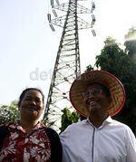 Dahlan Bujuk Pemanjat SUTET untuk Turun