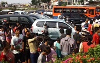     Aksi panjat tower SUTET ini mengundang perhatian warga sekitar. Ramses/detikFoto.