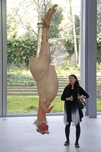 Seorang pengunjung melihat patung bertajuk Still Life (2002) karya Ron Mueck. REUTERS/Charles Platiau.
