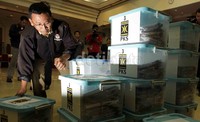 Petugas KPU mengecek persyaratan caleg-caleg PKS.
