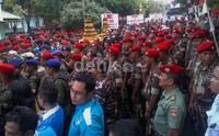 Sekitar 200 orang dari sejumlah elemen ormas itu terlebih dulu berkumpul di depan kolam renang milik Grup-2 Kopassus yang berada di samping asrama Grup-2 Kopassus di Jalan Raya Solo - Yogyakarta, Kandang Menjangan, Kartosuro, Sukoharjo, Selasa (16/4/2013).