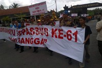 Sepanjang perjalanan, selain mengusung tumpeng mereka juga membawa sejumlah poster dukungan kepada Kopassus.