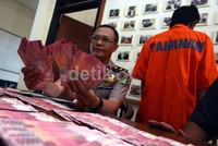 Uang palsu tersebut diamankan dari tersangka berinisial N yang ditangkap saat hendak menjual uang palsu.