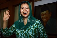 SBY memang menawarkan masuk. Namun ibu saya menyarankam agar konsultasi ke ulama. Ada 9 ulama yang saya harus sowani ke beliau. Dan hasilnya beliau meminta agar kami di luar saja, kata Yenny. Ramses/detikFoto.