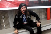 Tak selalu cemberut, Limbad juga memamerkan senyumannya. Gusmun/detikFoto.