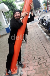 Limbad berpose dengan tiang. Gusmun/detikFoto.