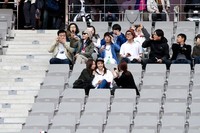 Hara dan Nicole 'KARA' juga hadir di konser yang sangat happening itu. REUTERS/TenAsia/Lee Jin-hyuk.