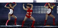 Psy berani tampil seksi di depan para penggemarnya. REUTERS/Lee Jae-Won.