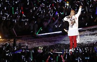 G-Dragon membuat para penonton perempuan histeris lewat lagu 'One Of A Kind'. REUTERS/Lee Jae-Won.