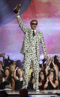 Pemain 'Land of The Lost' Will Ferrel tampil dibalut setelan jas dengan motif uang. REUTERS/Danny Moloshok.