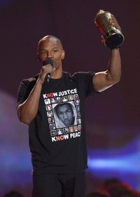 Aktror Jamie Foxx mengenakan kaus yang menyoroti korban kekerasan di acara bergengsi tersebut. REUTERS/Danny Moloshok.