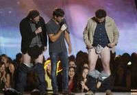 Seth Rogen dan Danny McBride memperlihatkan celana dalam yang unik ditemani aktor Zac Efron di atas panggung. REUTERS/Danny Moloshok.