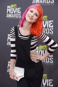Vokalis band Paramore Hayley Williams memamerkan warna rambutnya yang eksentrik, serta memakai tas yang mirip seperti celana dalam pria. REUTERS/Phil McCarten.