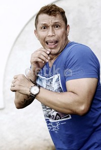 Bertubuh kekar, Bang Tigor berpose imut.