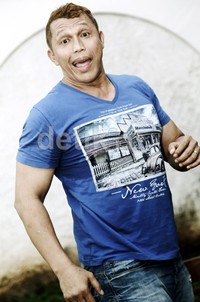 Pose Bang Tigor di depan kamera.