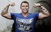 Wow, kekarnya tubuh Bang Tigor.