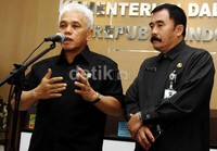 Menko Perekonomian Hatta Rajasa memberikan keterangan terkait rencana penerapan 2 harga bensin premium di kantor Kementerian Dalam Negeri, Jakarta, Selasa (16/4/2013).