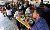 Sejumlah pedagang bakso bahkan terpaksa menambah tepung dalam adonan bakso agar tetap bisa berjualan dan tidak merugi.