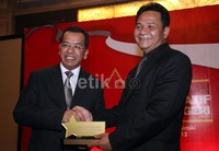 Direktur Utama Garuda Indonesia Emirsyah Satar (kiri) menerima plakat CEO Inovatif untuk Negeri, dari Direktur pemberitaan Gatra Heddi Lugito.