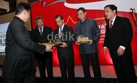 Dirut Garuda Indonesia meraih penghargaan kategori transportasi.