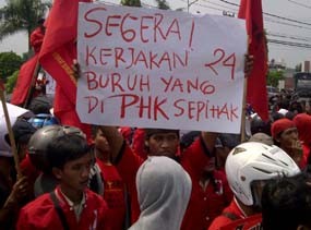 Di-PHK Sepihak, Ratusan Buruh Blokir Pantura Gresik