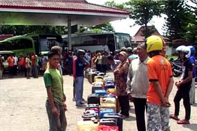 Solar Langka di Ponorogo, Antrean Kendaraan di SPBU Capai 1 Km