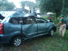 Xenia Terjun ke Jurang di Pacet, 2 Orang Luka Berat