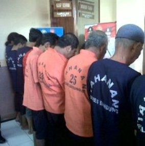 Polisi Bui Dua Kakek Pengecer Judi Togel di Bandung