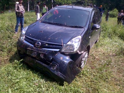 Nissan Grand Livina Terperosok ke Sungai