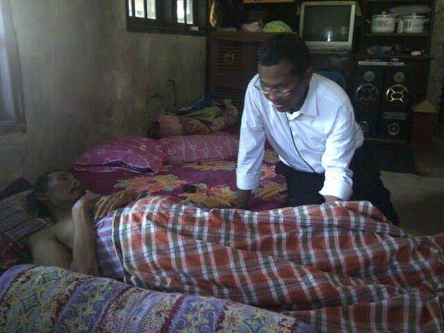 Dahlan Iskan Sambangi Nelayan Lumpuh Bersarung di Karawang