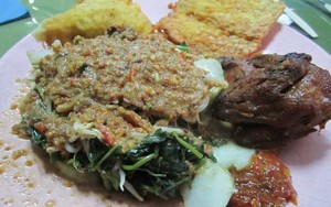 Puas Jajan Pecel Kediri dan Pindang Patin di Kantin yang Rindang