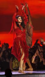 Merah Membara Selena Gomez