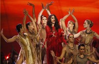 Meskipun begitu penampilan penyanyi 20 tahun itu tetap memukau para penonton. REUTERS/Danny Moloshok.