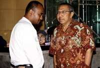 Machfudz Addurrahman berbincang dengan koleganya sebelum meninggalkan gedung KPK, Jakarta. Ramses/detikFoto.