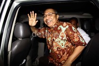 Usai memberi keterangan pada wartawan, ia pun langsung masuk ke mobil Toyota Kijang Innova yang sudah menunggu di depan lobi KPK. Ramses/detikFoto.