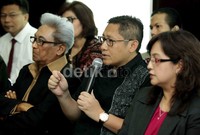 Anas menyatakan memilih Adnan Buyung karena telah mengenal lama sejak zaman reformasi.