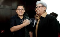 Anas berjabat tangan dengan Adnan Buyung.