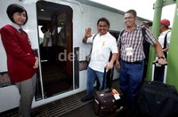 Anis Matta didampingi sejumlah petinggi PKS seperti Wasekjen Fahri Hamzah dan semua ketua DPD PKS Wilayah Jabodetabek berangkat dari Stasiun Gambir sekitar pukul 16.45 WIB.