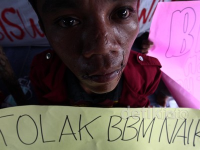 Tolak Kenaikan BBM, Mahasiswa Jahit Mulut