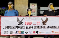 Aktivis dari Liga Anti Perdagangan Satwa (LAPS) berunjukrasa di kantor Kementrian Kehutanan (Kemenhut) Jakarta