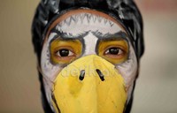 5 diantara pendemo mengenakan topeng paruh elang lengkap dengan bodypainting di bagian muka.