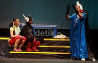 Aktor Butet Kertaradjasa berperan sebagai Bapak Petir (ayah) Gundala menyampaikan berbagai kritikan dengan gaya humor-humor segar.